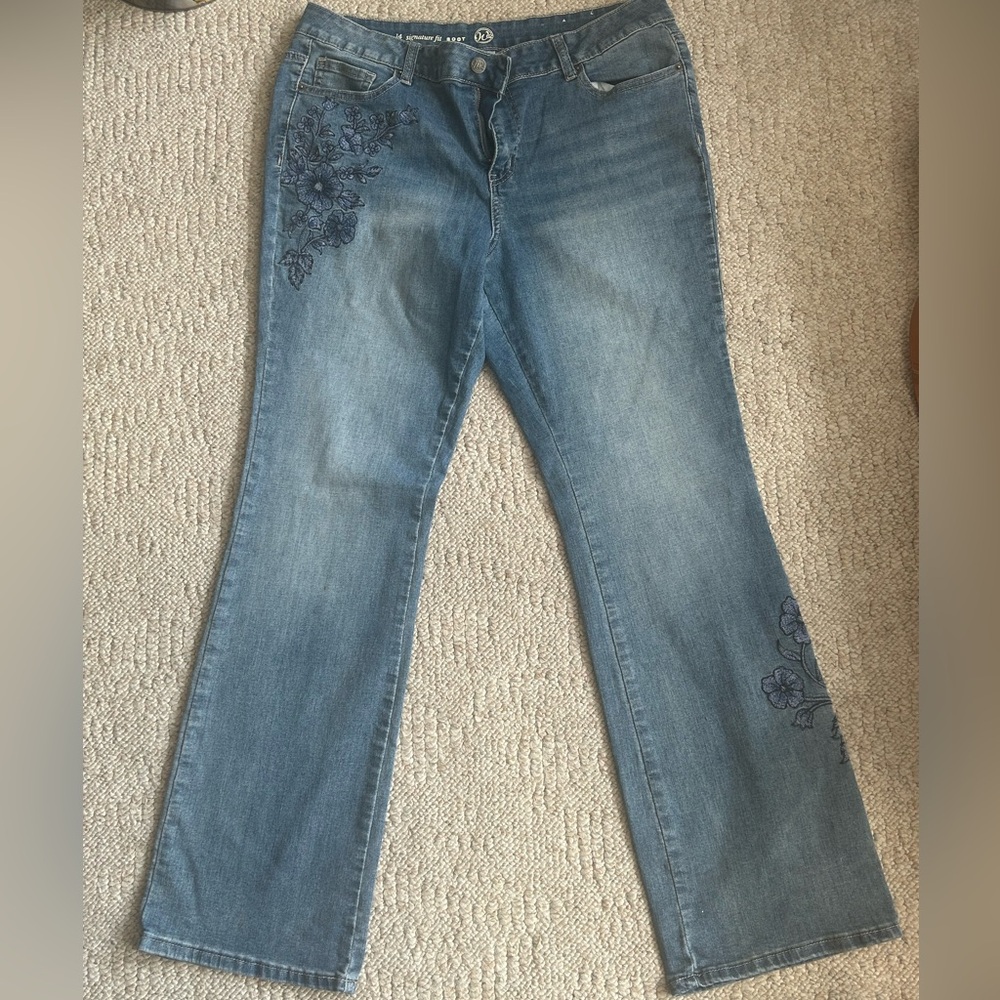 Gorgeous women’s W62 blue jeans w/ embroidered purple flowers! Size 14 boot fit